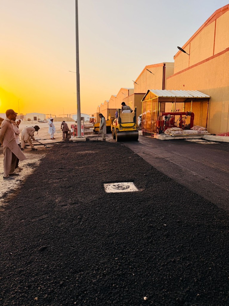 مقاول اسفلت بالرياض لتنفيذ أعمال السفلتة والطرق أمام مستودعات